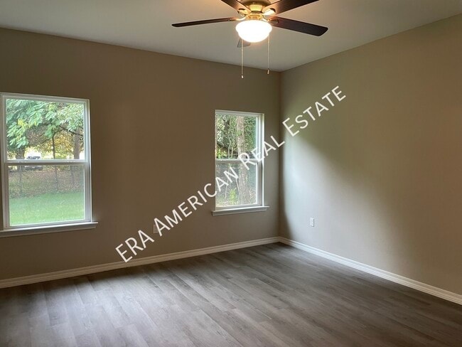 Building Photo - 709 Robinson Ave E