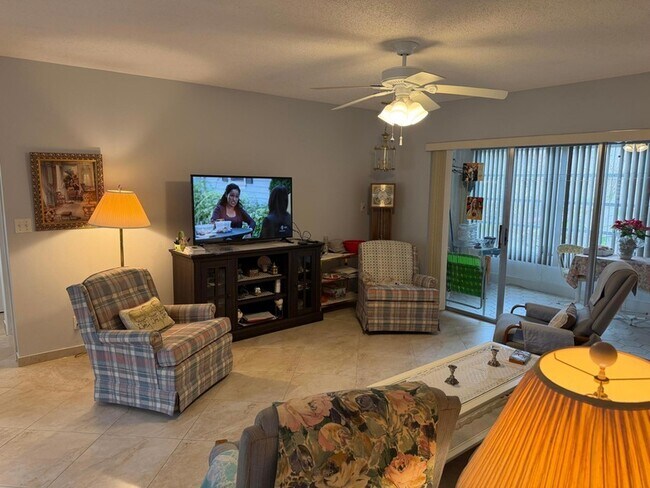 Building Photo - 701 Lori Dr