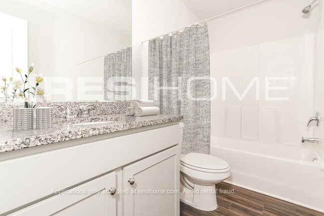 Building Photo - 301 Oakwood Dr NW