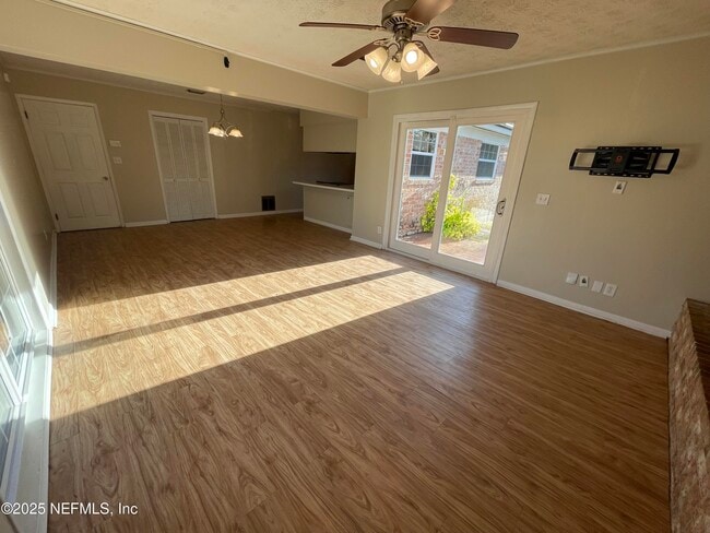 Building Photo - 1136 Willow Ln