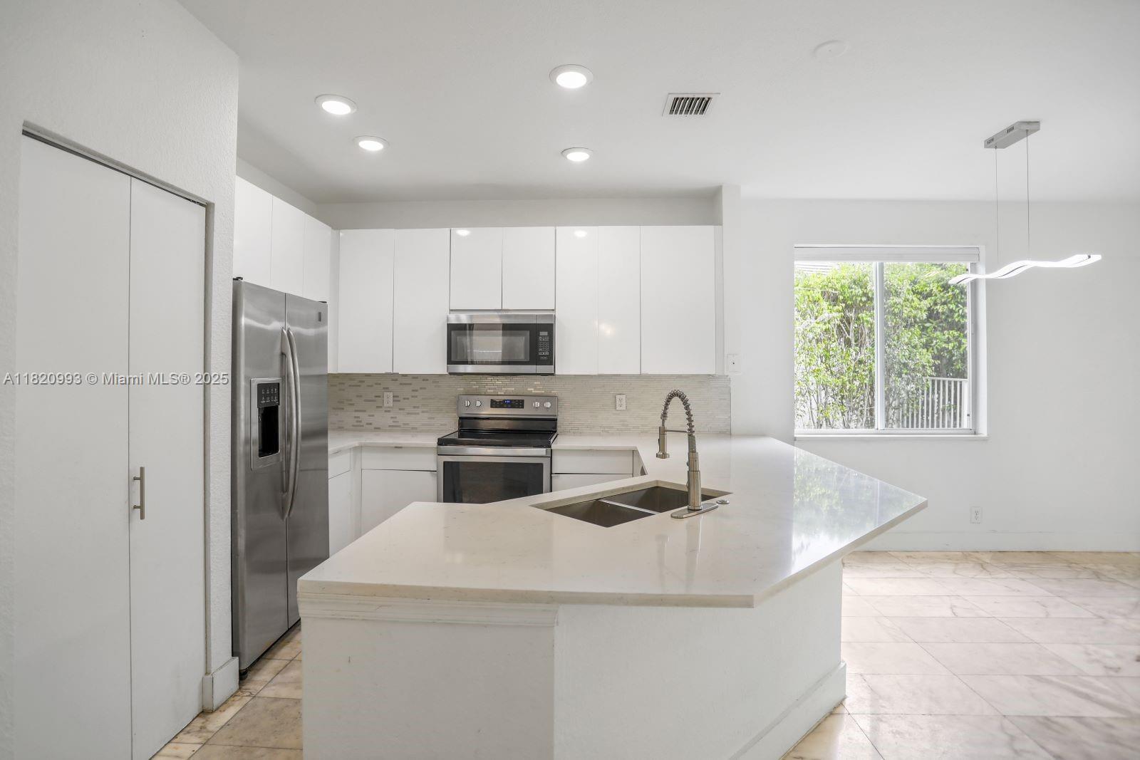 Building Photo - 1126 Golden Cane Dr