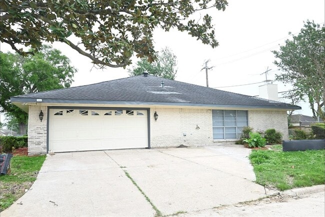 Building Photo - 202 Coronation Dr
