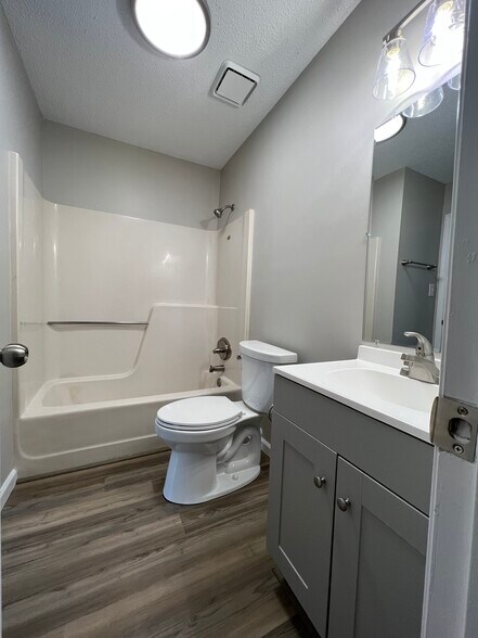 Building Photo - 2104 Rolling Ridge Dr