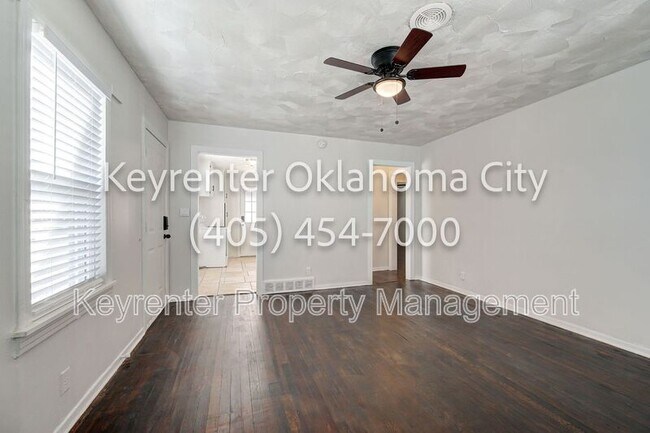 Building Photo - 4913 N Willow Ave