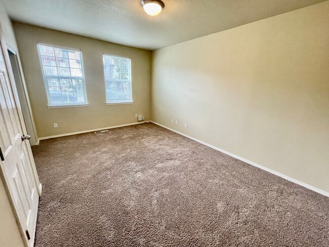 Building Photo - ? Newly Reduced Price & Half-Month Rent Mo...