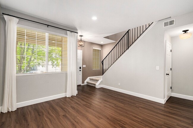 Building Photo - Beautiful 4bed/3bath Home in Marina Point