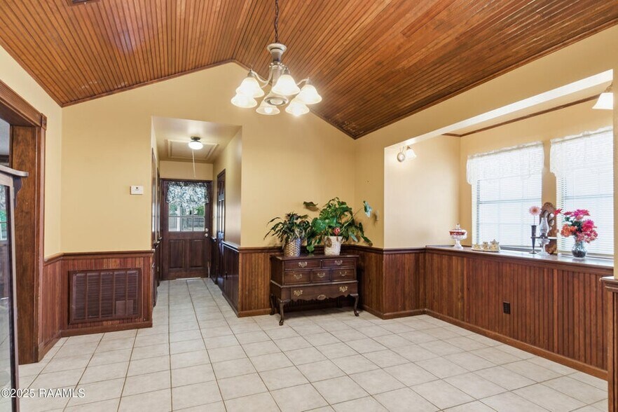 Building Photo - 104 Tallowood Cir