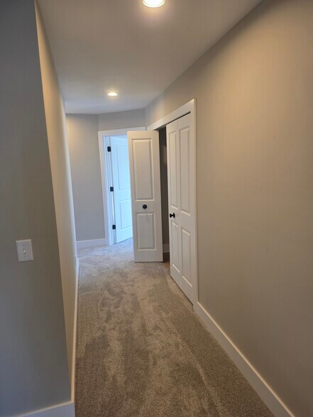 Building Photo - 9425 Newbury Ln