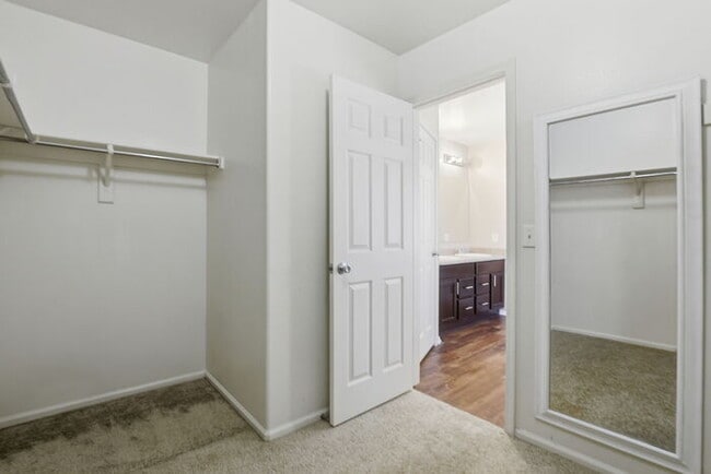 Building Photo - 981 S Deerfield Ln