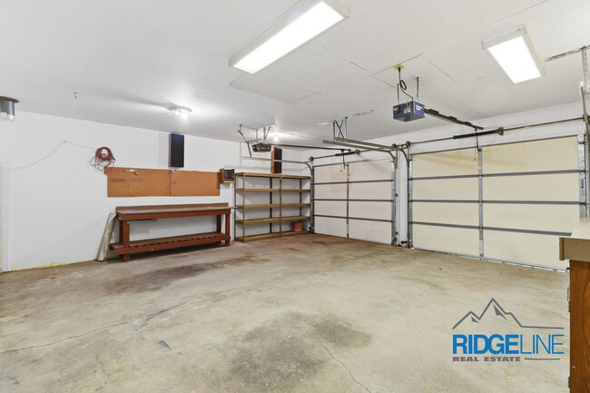 Building Photo - Sunnyside single family home with oversized 2 car garage