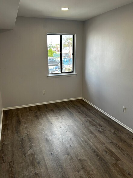 Building Photo - 9841 Northeast Ave