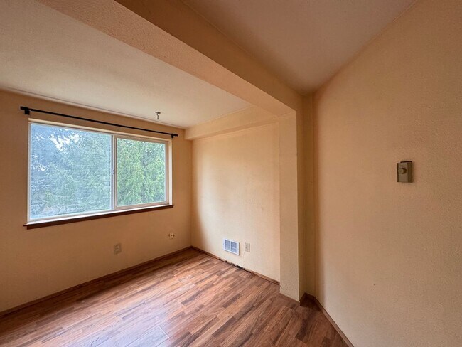 Building Photo - Beautiful Wedgwood Home with Flexible Living + 2nd Kitchen