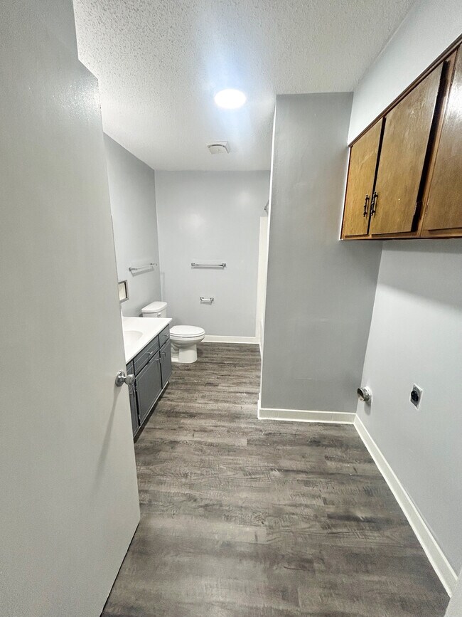 Building Photo - 601 Riverhill Cir
