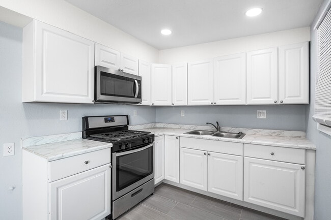 Building Photo - 24182 Tamarisk Ave