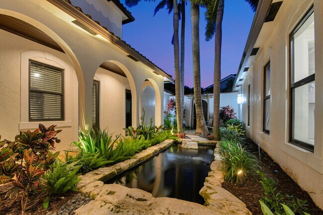 Building Photo - 832 SW 34th Ave