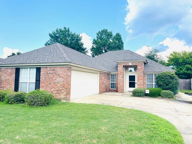 Primary Photo - ** 3 Bed 2 Bath Located across from AUM **...
