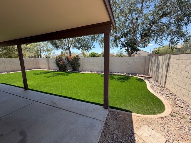 Building Photo - Beautifully Remodeled North Peoria Home 3 Bedroom 2 Bath Plus Office