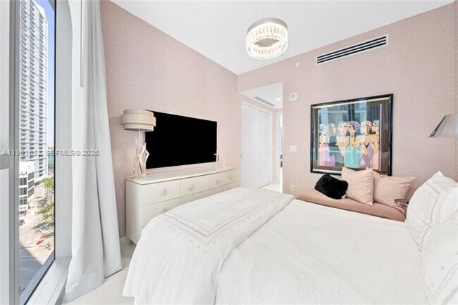 Building Photo - 300 Biscayne Blvd Way