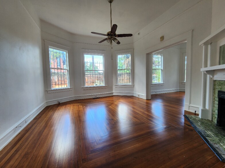 Building Photo - 106 S Bayou St