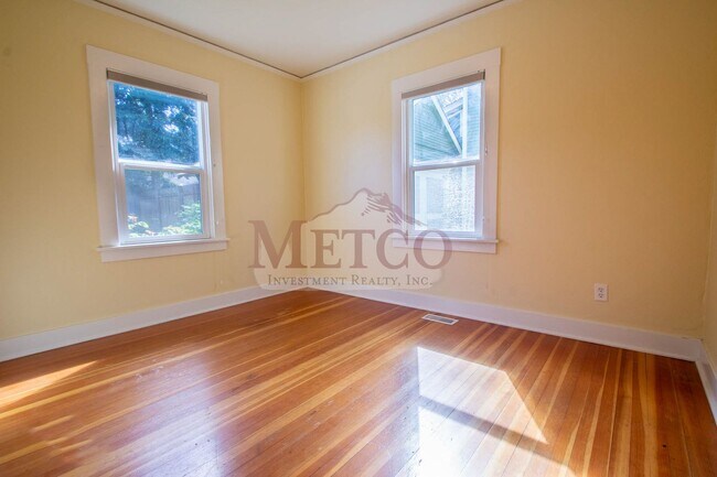 Building Photo - Light & Bright Home In Eugene