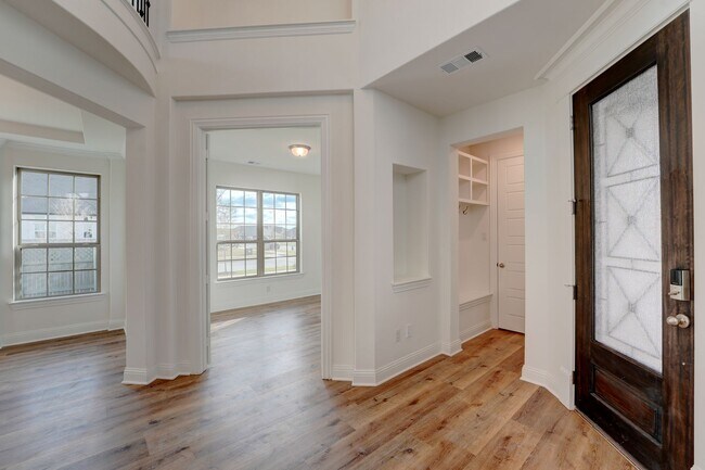 Building Photo - Must See 5 Bed 4.5 Bath in Northlake