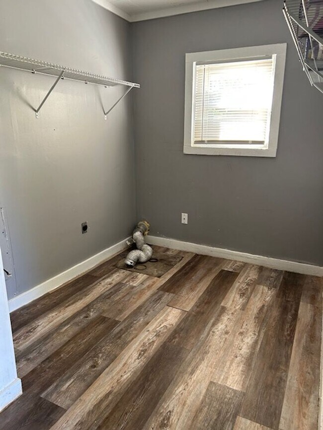 Building Photo - 3 Bedroom, 1 Bath Cape Cod Home w/Detached...