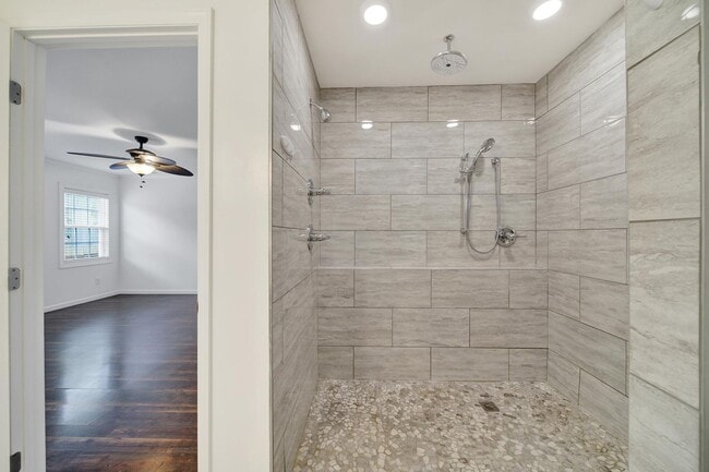 Building Photo - Wonderful Three Bed Two Bath Home in Stanf...