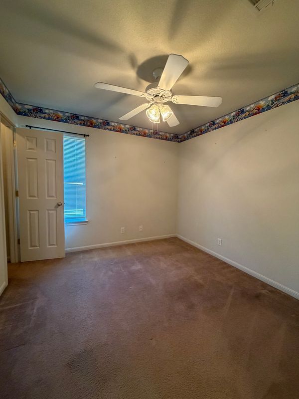 Building Photo - 715 Lakeview Dr