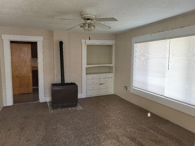 Building Photo - 4381/2 14th St - 2BR house behind Victorian Square in Sparks