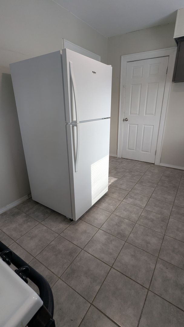 Building Photo - Charming 3-bedroom, 1-bathroom home locate...