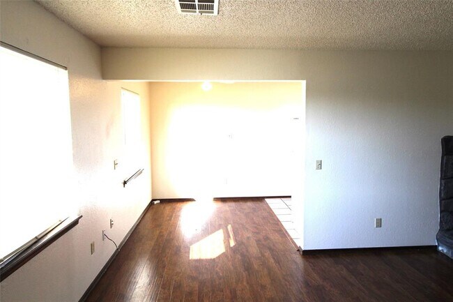 Building Photo - 316 Falcon Ct