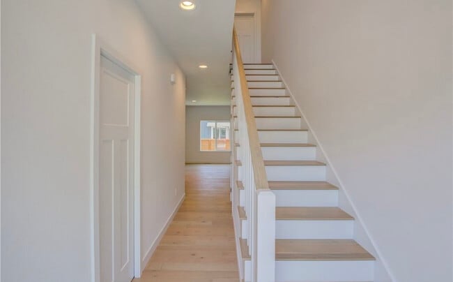 Building Photo - Townhouse 911