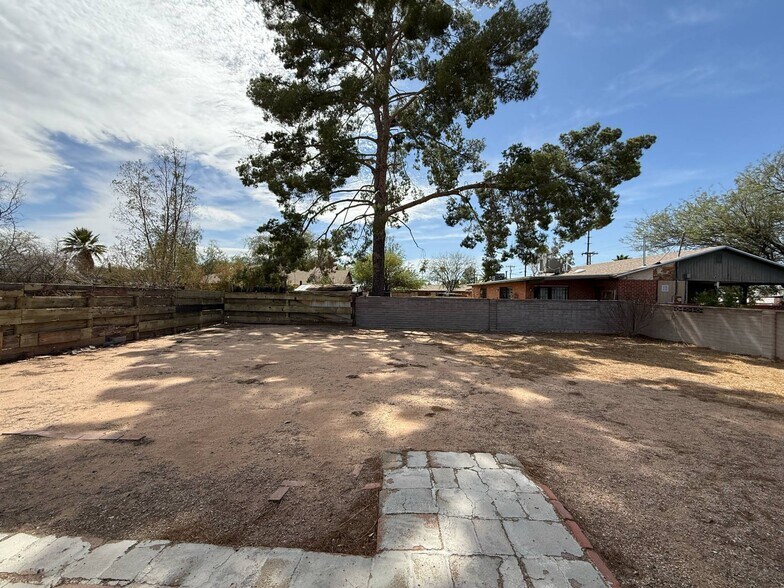 Building Photo - 1325 N Venice Ave