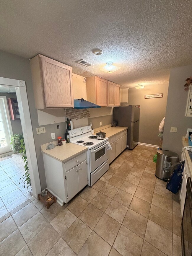Building Photo - 3714 Pine Knoll Dr