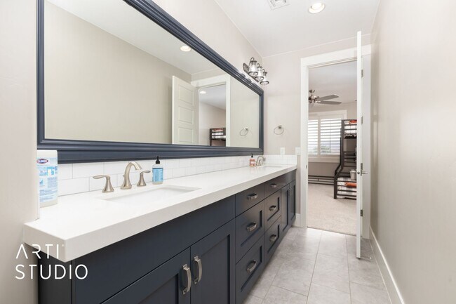 Building Photo - Gorgeous 5 bed 4 bath furnished home in Li...