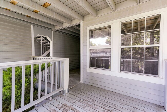 Building Photo - Students Welcome! Fantastic & Classy 2-Bedroom, 2-Bath Ranch-Style 2nd Floor Condo