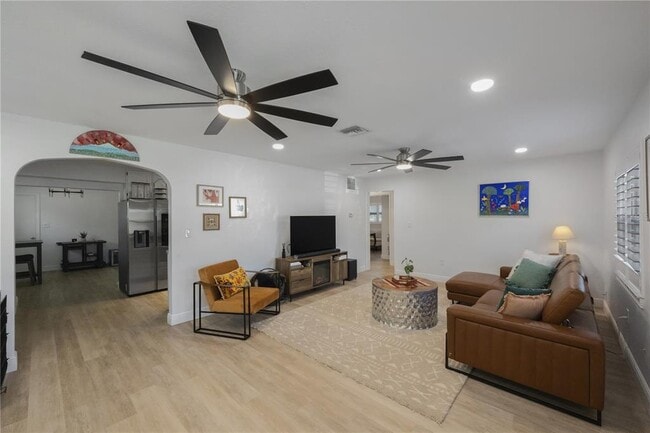 Building Photo - 702 Gray St S