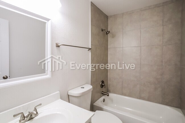 Building Photo - 1100 Beechwood Ln