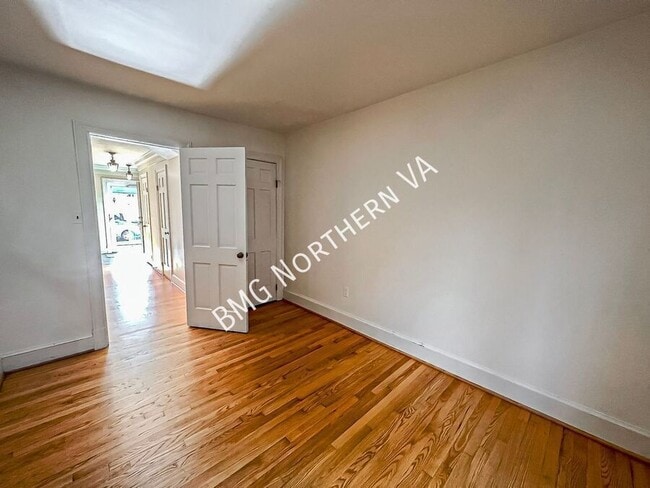 Building Photo - 1325 Lynnbrook Dr
