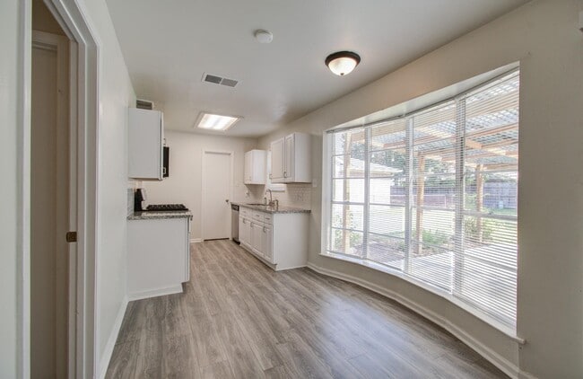 Building Photo - 15611 La Casa Ln