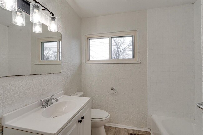 Building Photo - 2000 Milne St