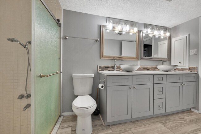 Building Photo - Beautiful home available in Castle Hills!