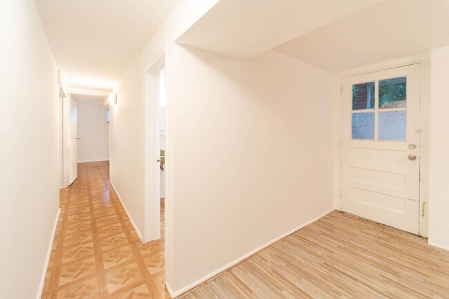 Building Photo - 50's Rambler with 5 BR & 3 BA in One of the Best Locations in Arlington
