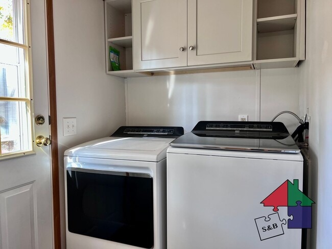 Building Photo - Your Dream Home Awaits: Spacious 3-Bedroom...