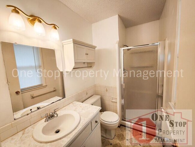 Building Photo - Beautiful 3 Bedroom 2.5 Bathroom Home in R...
