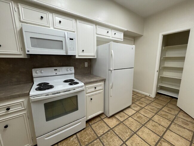 Building Photo - Live in the city of Panorama Village & enjoy all it has to offer: 27-hole golf course, 3 city par...