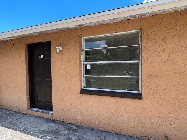 Building Photo - 2 bedroom 1 bath