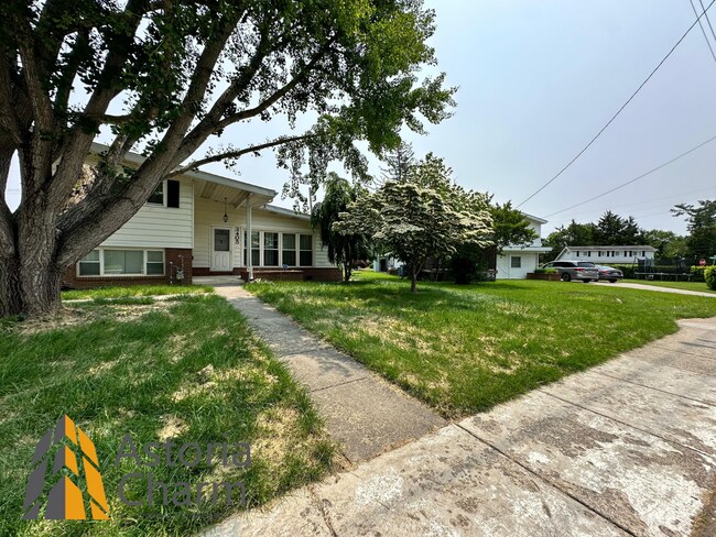 Building Photo - Spacious 4 Bedroom + Den Home with Private...