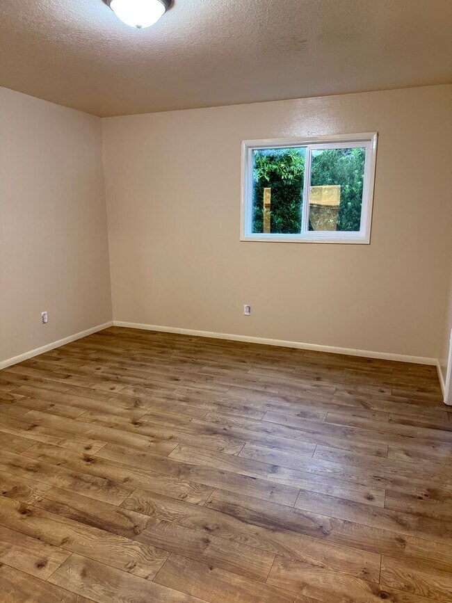 Building Photo - Newly Updated! 3 Bed/2 Bath House on a Lar...