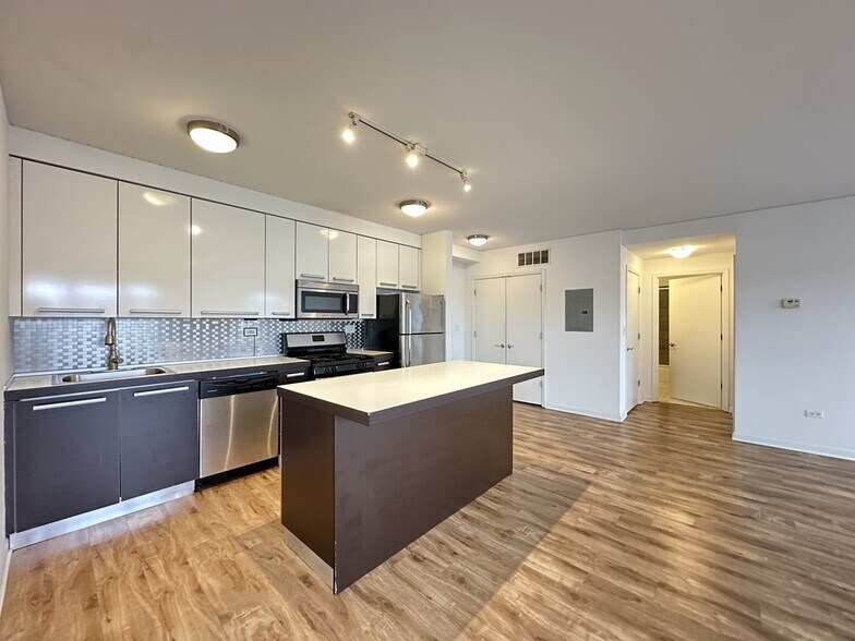 Building Photo - 1544 W Glenlake Ave